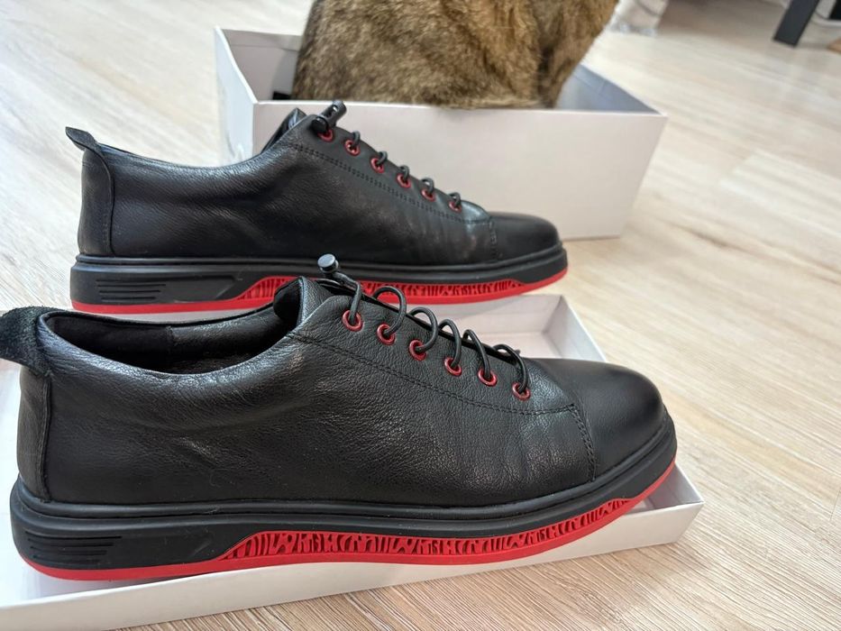 Продам кросовки кожанные