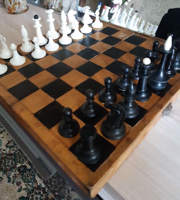 Доска с шахматами ( новыми)