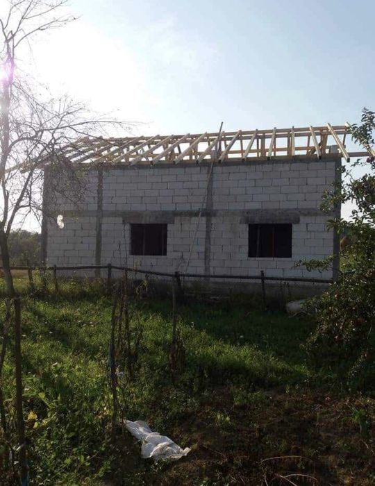 Executam case la rosu de la fundație pana la acoperise