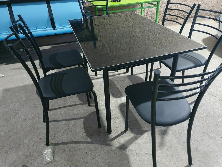 Кухонный стол с четырьмя стульями 870.000 сум.