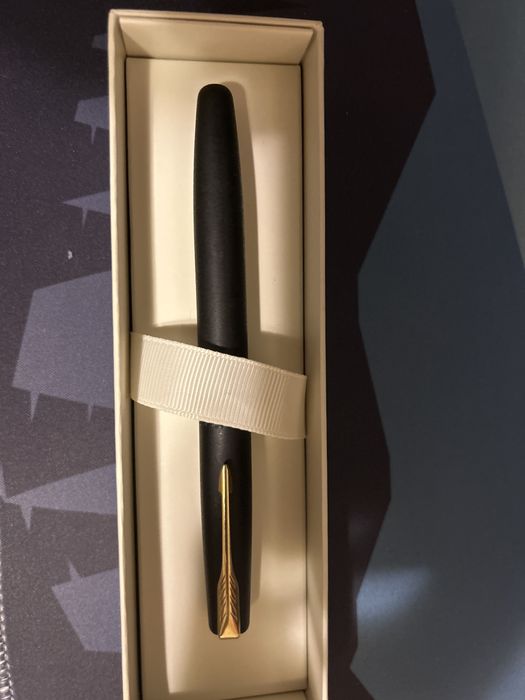 Stilou Parker Negru mat cu penita aurie