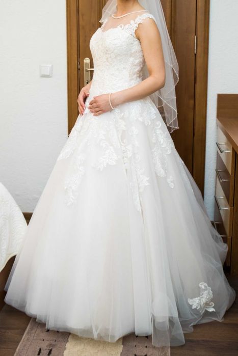 Булчинска рокля в кремаво-бял цвят