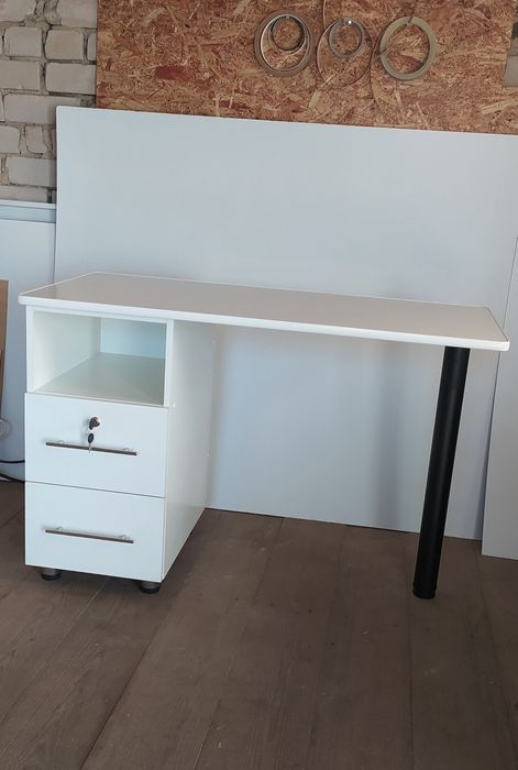 Маникюрный стол новый