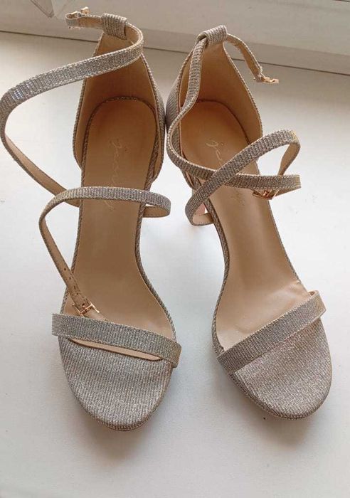 Туфли модельные на каблуках