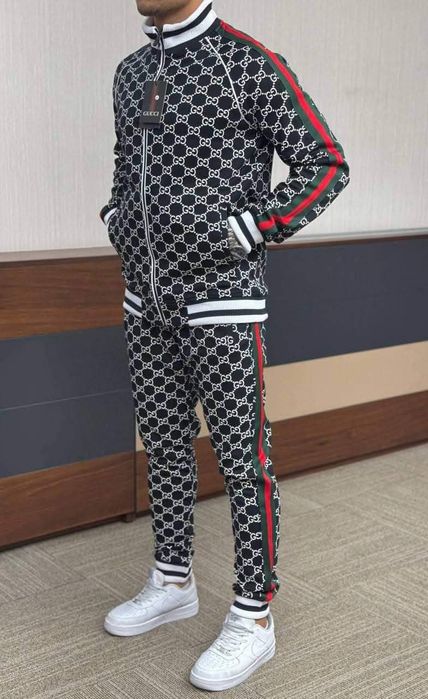 Vand treninguri gucci și Burberry