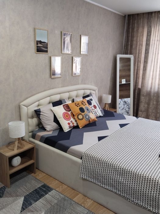 По часам ,ночь, день,сутки