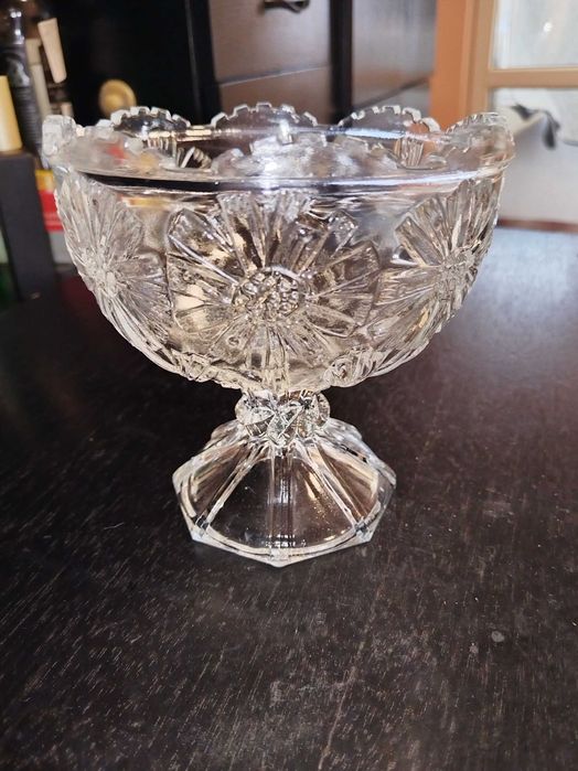 Стара Стъклена бонбониера. Размерите са на снимките.