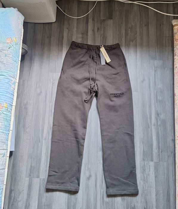 Pantaloni Essentials Flared
