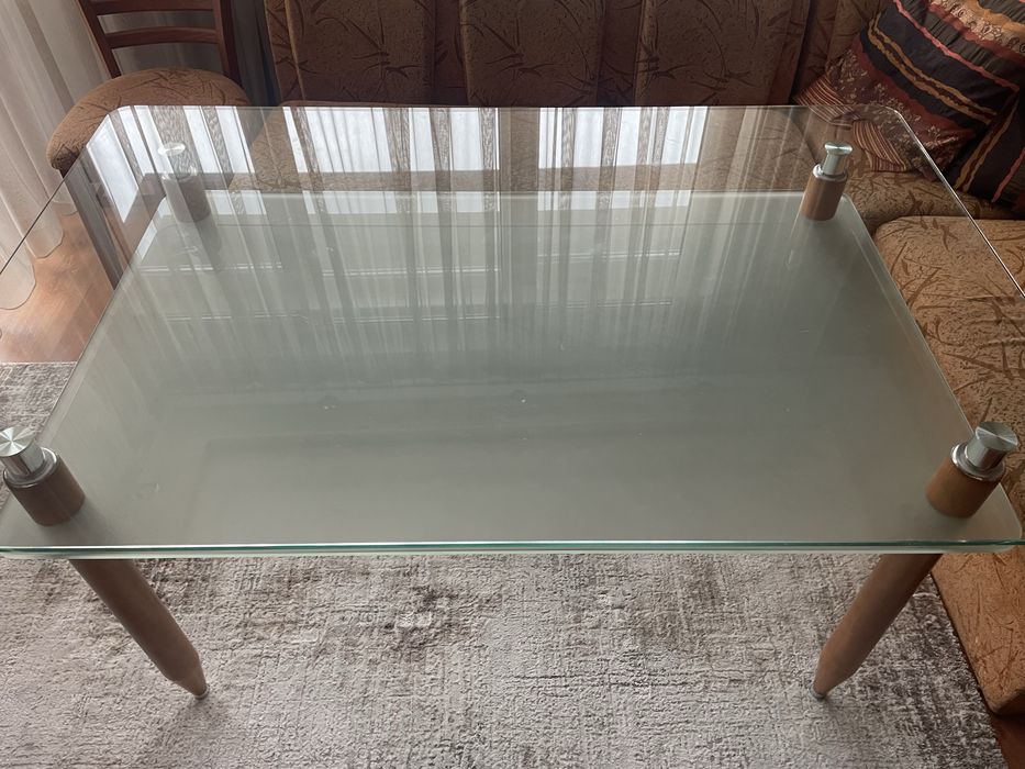 Стъклена трапезна маса