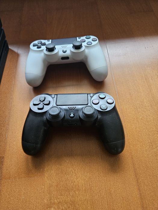 PS4 Pro +2 controllers