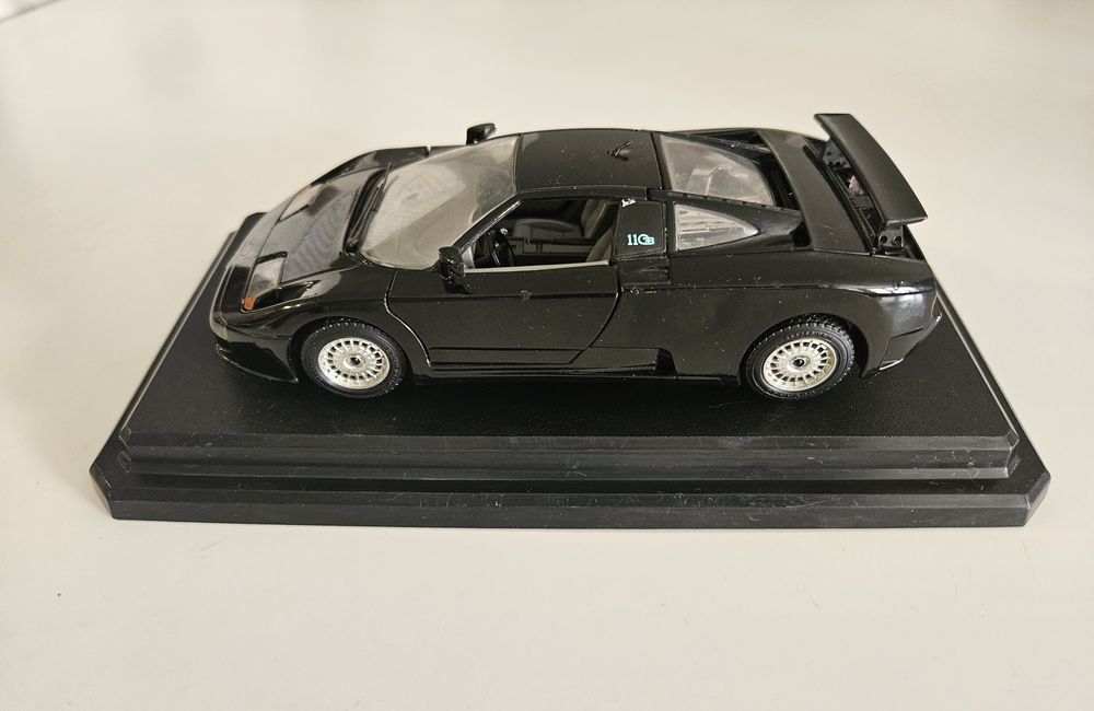 Колекционерска метална  количкa BBURAGO BUGATTI EB 110 мащаб 1:24