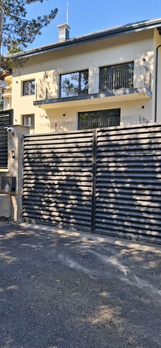 Продавам луксозна триетажна къща в кв.Бояна