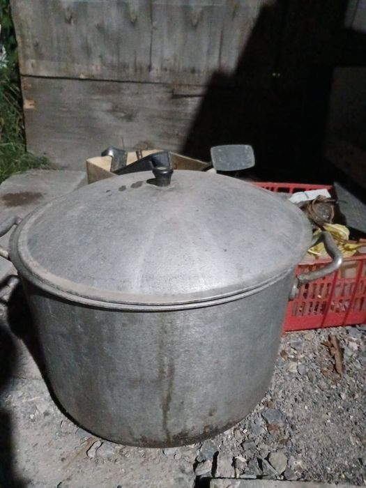Кастрюлю чугунную продам