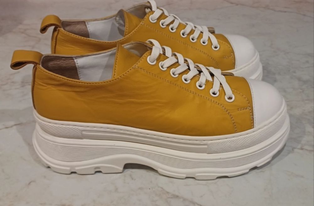 Обувки от естествена кожа в патешко жълто