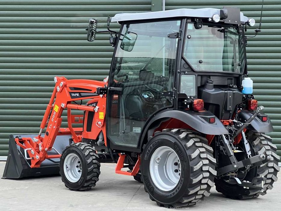 Колесный трактор Tafe 6028M CAB