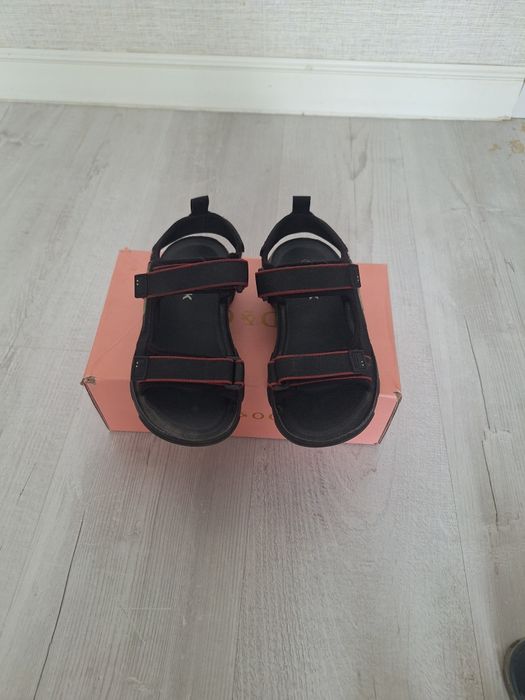 Продам сандали для мальчика