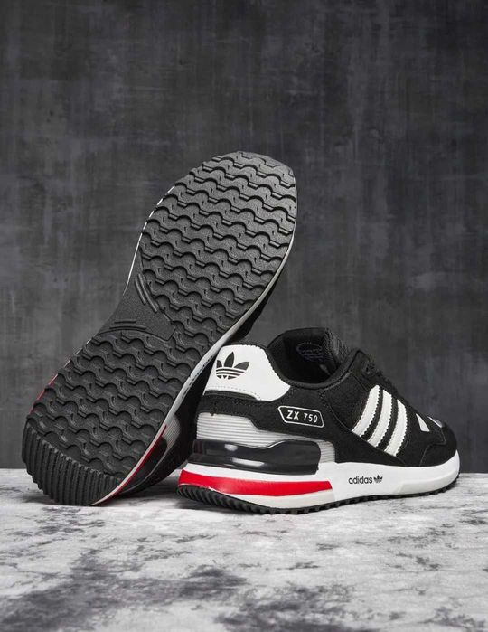 Новые кроссовки "Adidas"