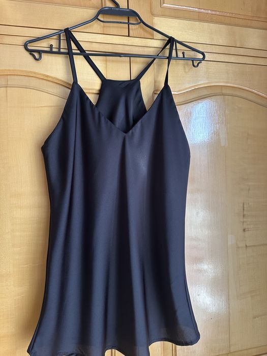 Черен потник с тънки презрамки