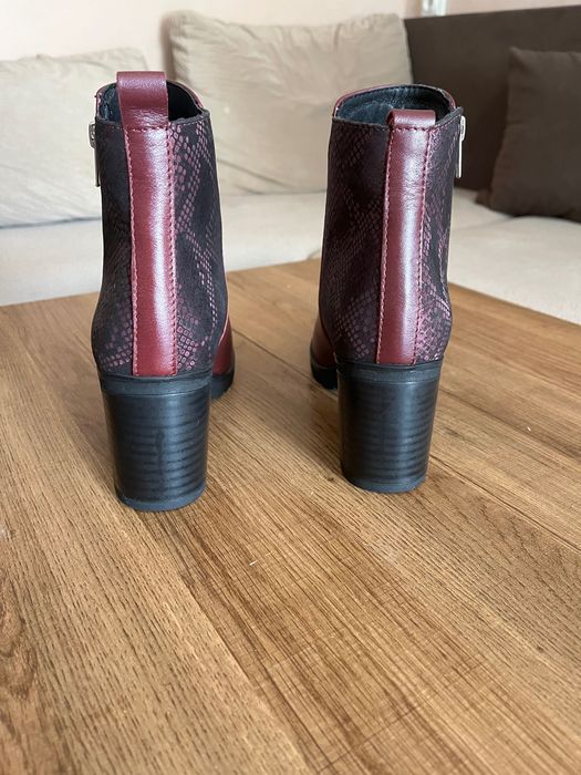 Продавам кожени боти