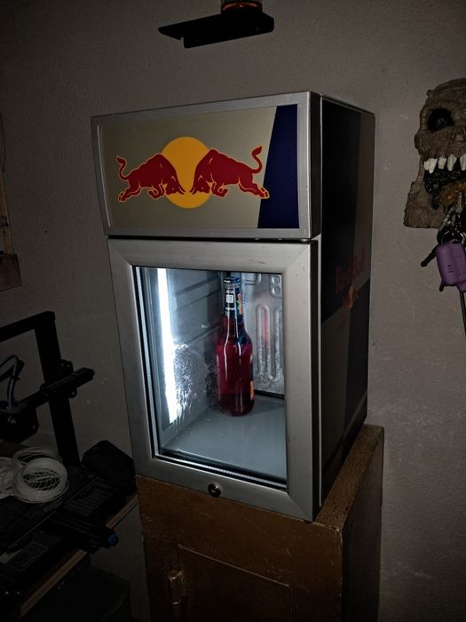 Продам холодильник red bull