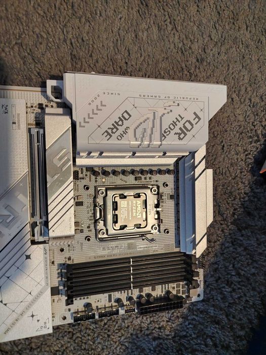 Asus ROG Strix X870-A Gaming Wi-Fi + AMD Ryzen 9 9950X3D 16C/32T (4.3GHz / 5.7GHz Boost, 144MB AM5