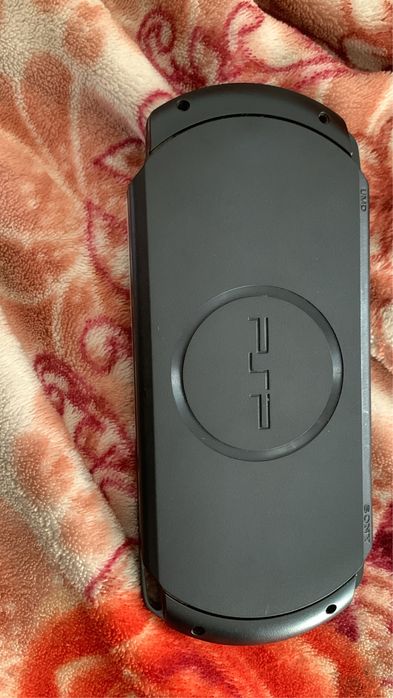 Psp e1008 и psp 1000  продам в идеальном состоянии, с зарядкой