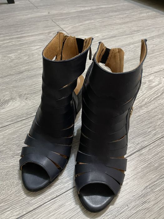 Sandale din piele cu toc