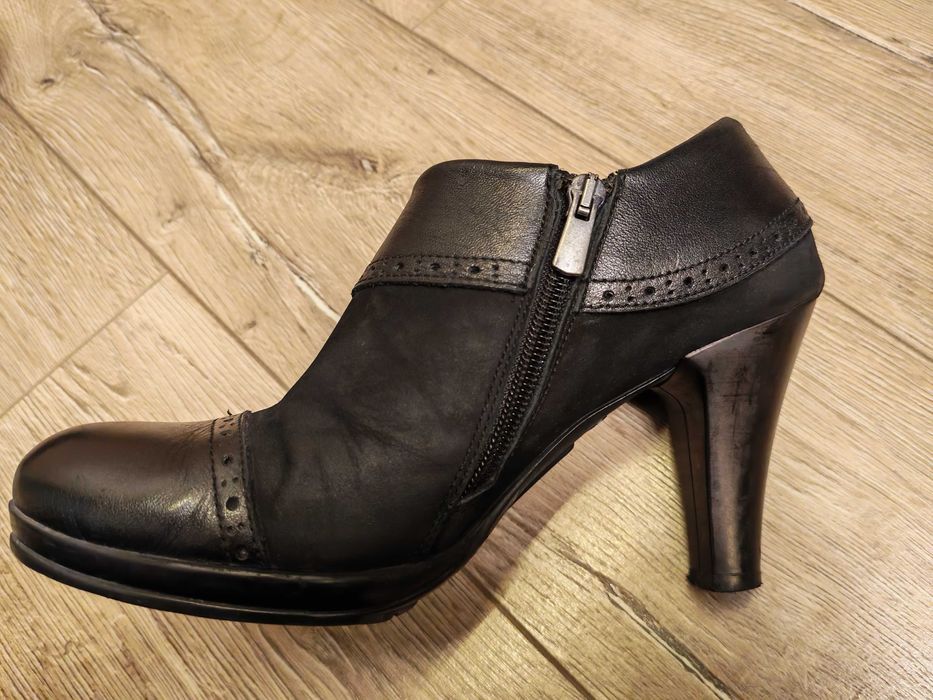 Елегантни затворени обувки от естествена кожа и набук, 38 номер