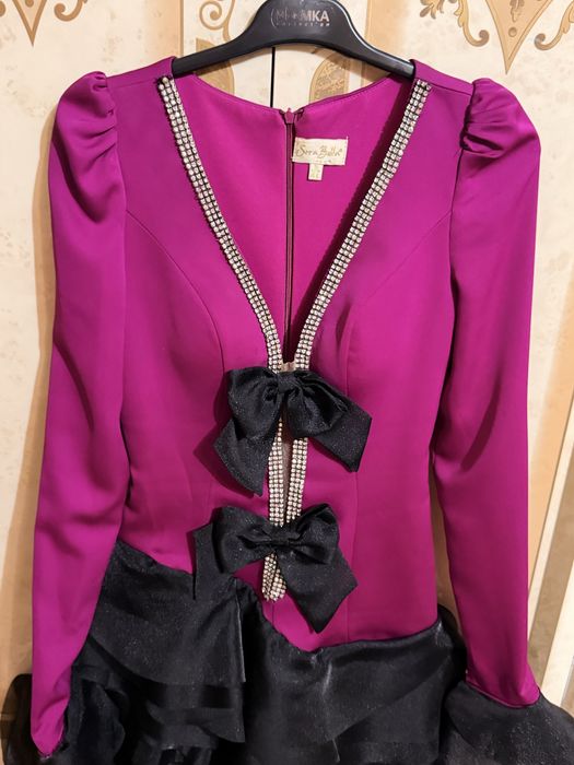 Rochie elegantă Sera Bella, mărimea 36 (S), stare foarte bună. Design deosebit cu funde și pietricele. Perfectă pentru evenimente. Preț: 300 lei
