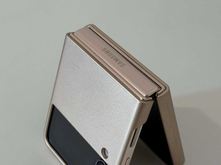 Бартер! Samsung Galaxy Z Flip 4 Gold (Златен)