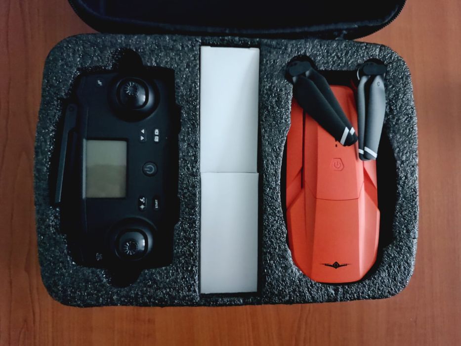 Vând drona KF102 8K 32G 3 Baterii