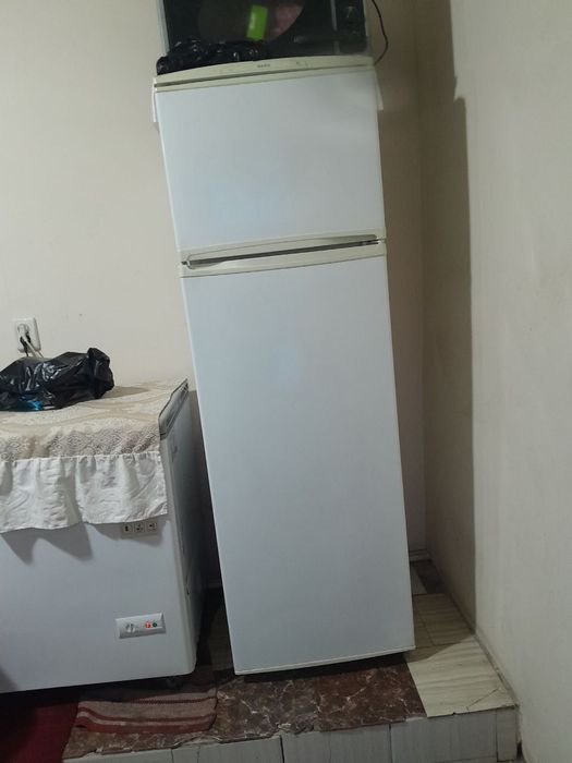 Uyda iwlab turgan muzlatgich