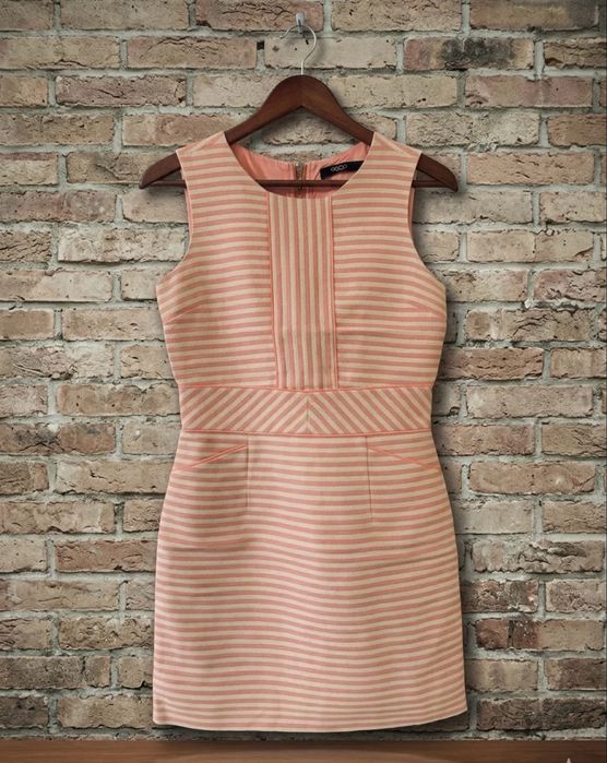 Стильное приталенное платье в нежном персиково-кремовом цвете.