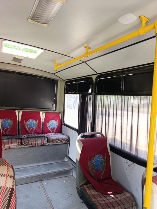 Автобус продаёт без рамы.