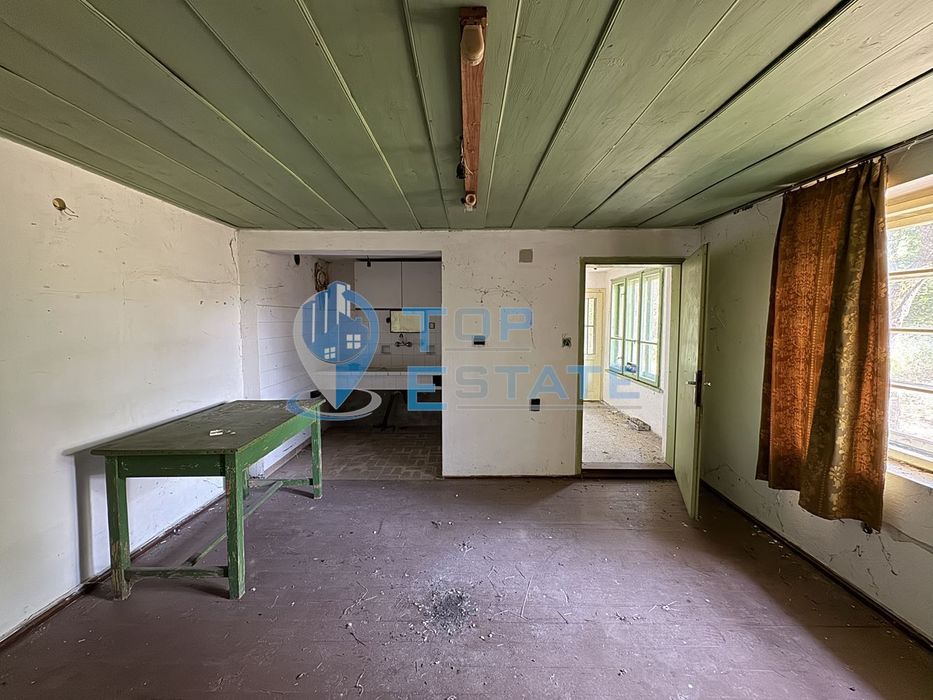 Тухлена къща с кладенец и голям двор в село Павел, област Велико Търн