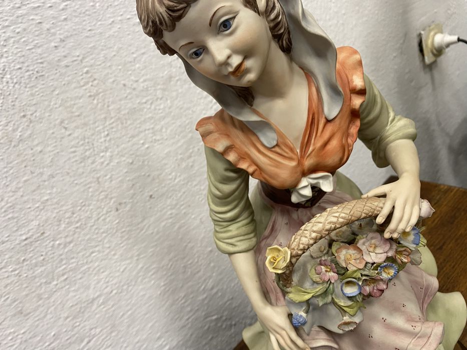 Винтидж Capodimonte фигура с кош цветя, Италия