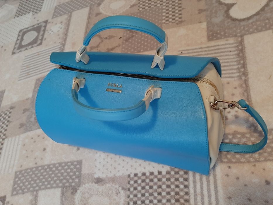 Furla albastra..