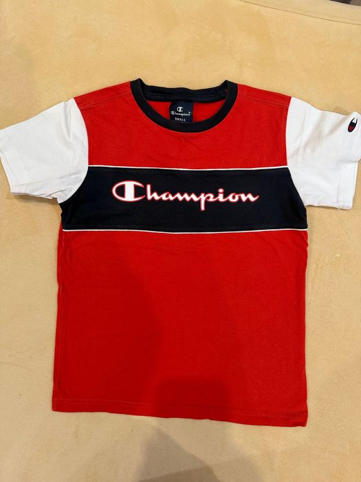 Суитшърт и тениски на Champion