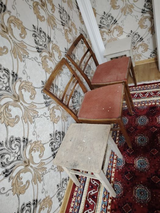 Кровать и стулья