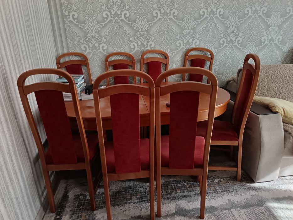 Стол с 8 стульями