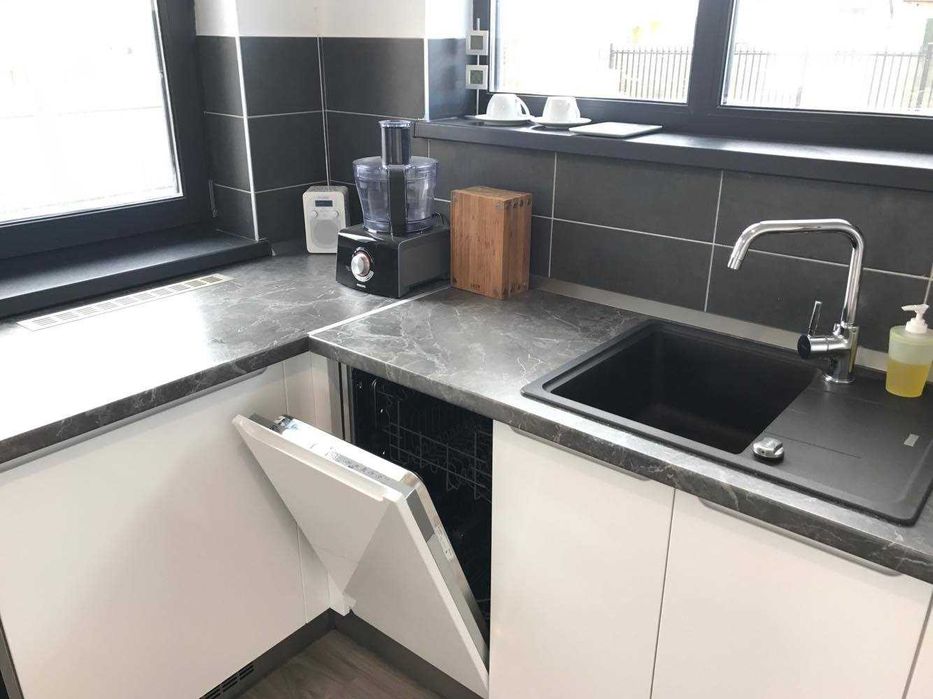 Mobila Decorama bucatarie 3.1m x 2.2m cu bar, MDF alb lucios + chiuveta compozit gratis