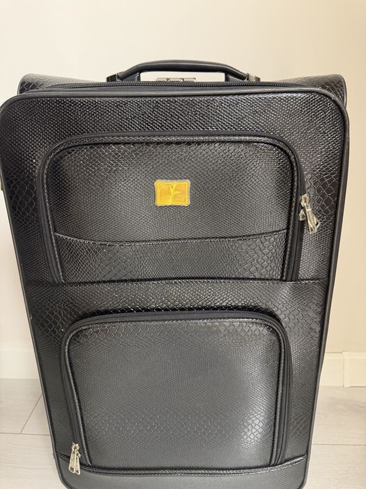 Чемодан среднего размера