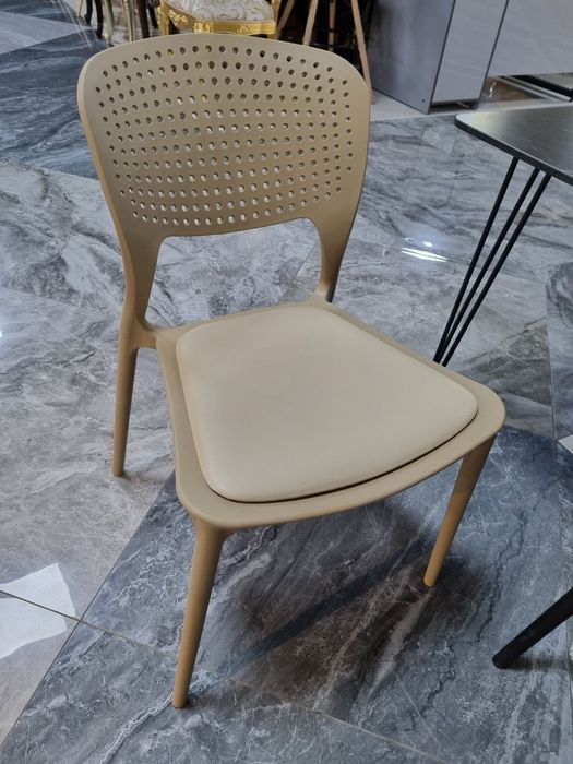 Стол и стулья от производителя. модели Италия.