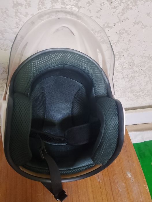 Moto kaska sotiladi qishki issiq aynegi tushib koʼtariladi