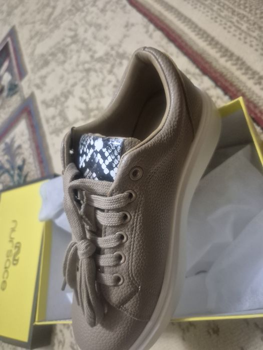 Кроссовки новые модные