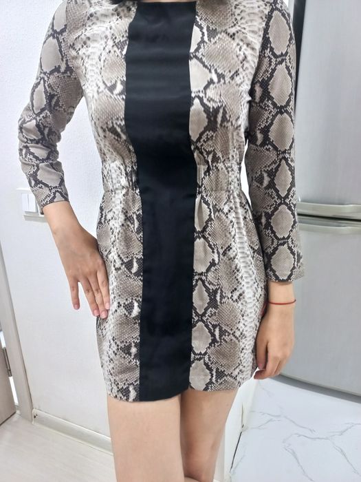 женское короткое платье ZARA