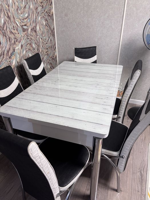 Стол обеденный со стульями