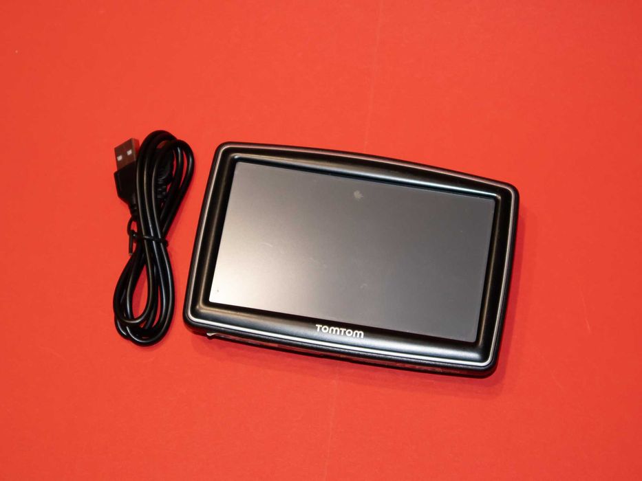 TomTom навигационна система GPS устройство с кабел и зарядно за кола