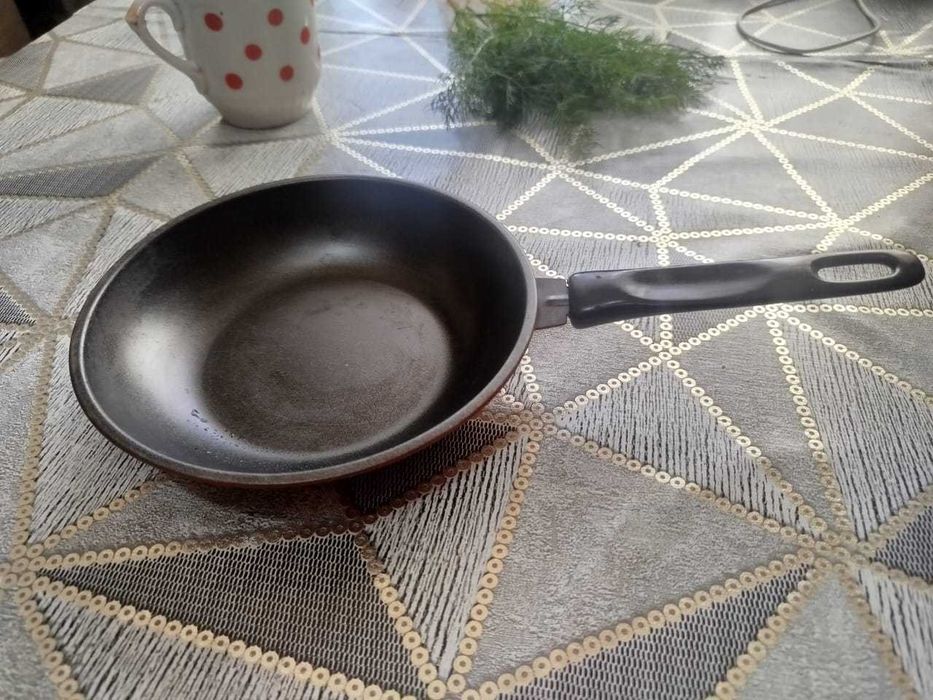 Отдам за шоколадку бутылочки и сковородочку
