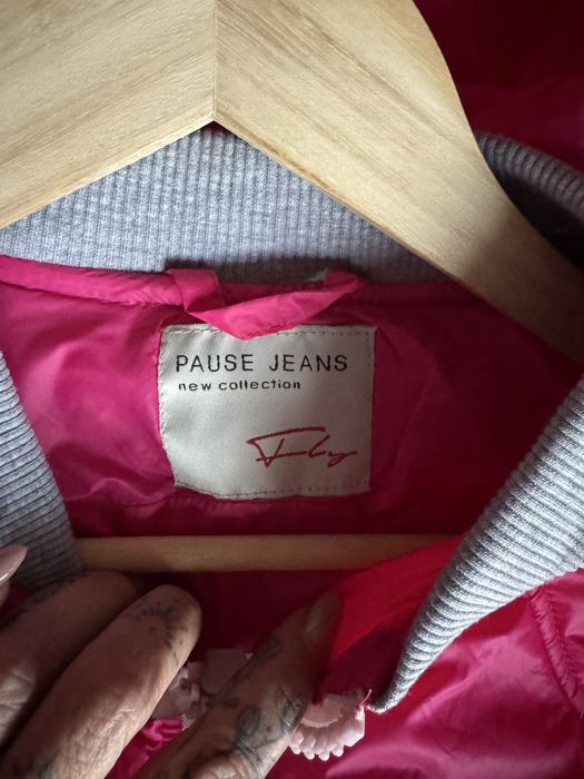 Pause леко, неупотребявано,, разкошен цвят и обемна качулка , която се сваля .